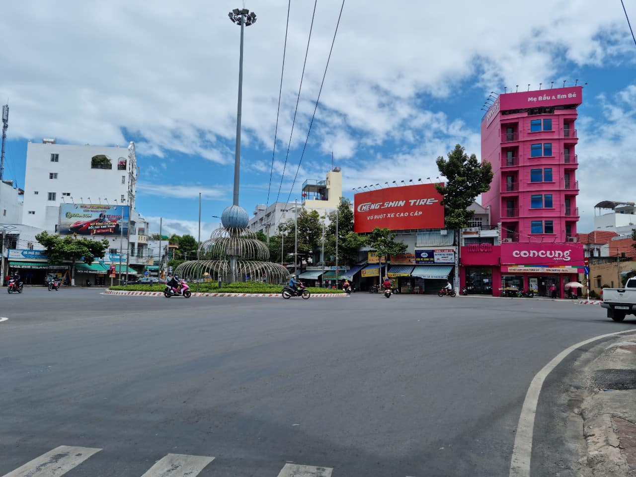 Cần bán nhà mặt tiền ngay vòng xoay Lê Hồng Xoay