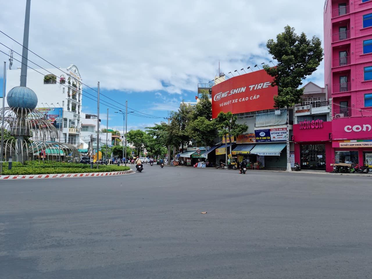 Cần bán nhà mặt tiền ngay vòng xoay Lê Hồng Xoay