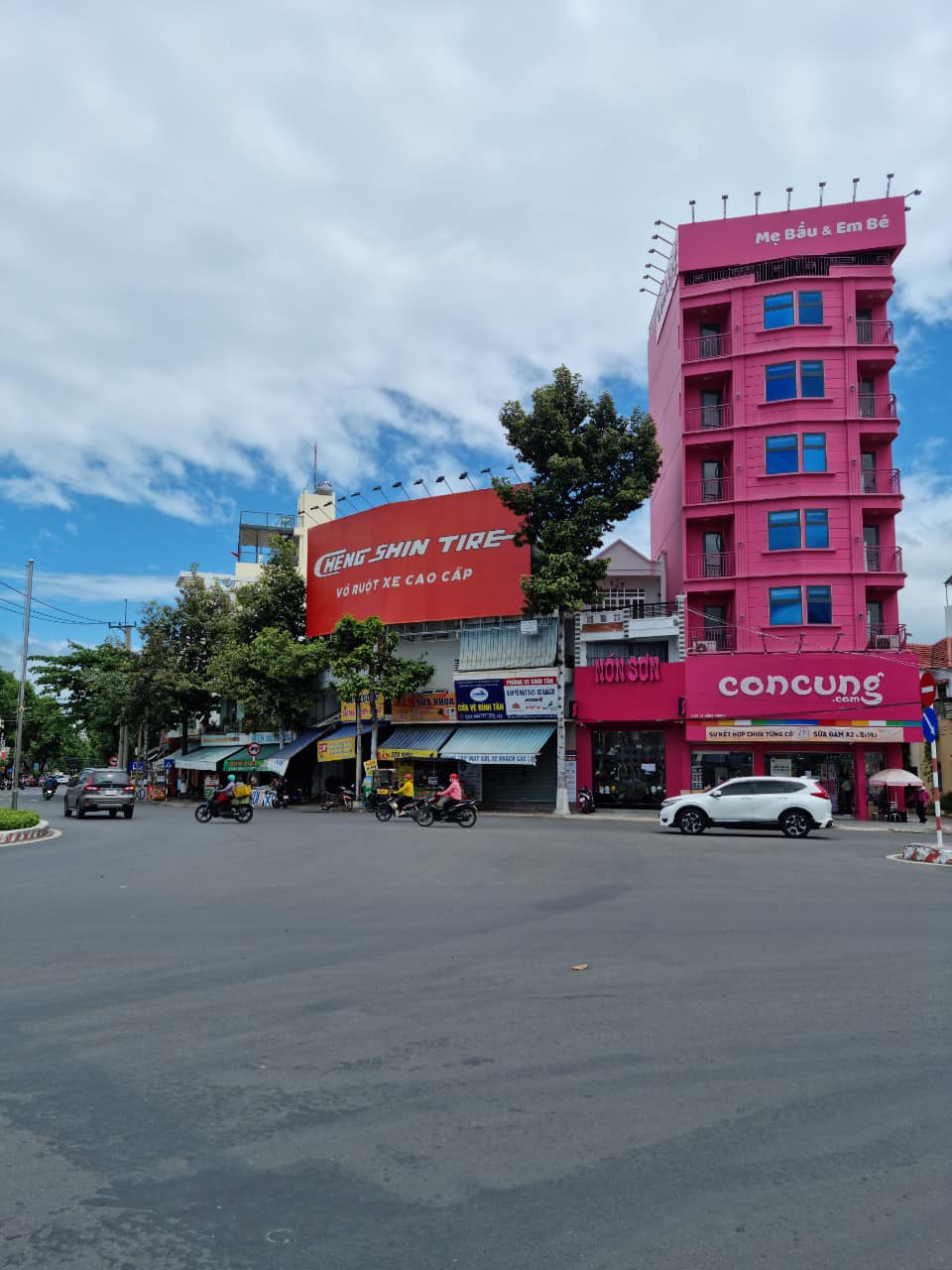 Cần bán nhà mặt tiền ngay vòng xoay Lê Hồng Xoay