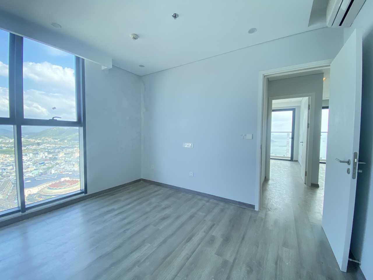 Bán cắt lỗ căn góc tầng 21 view biển tòa nhà Marina Suite Nha Trang