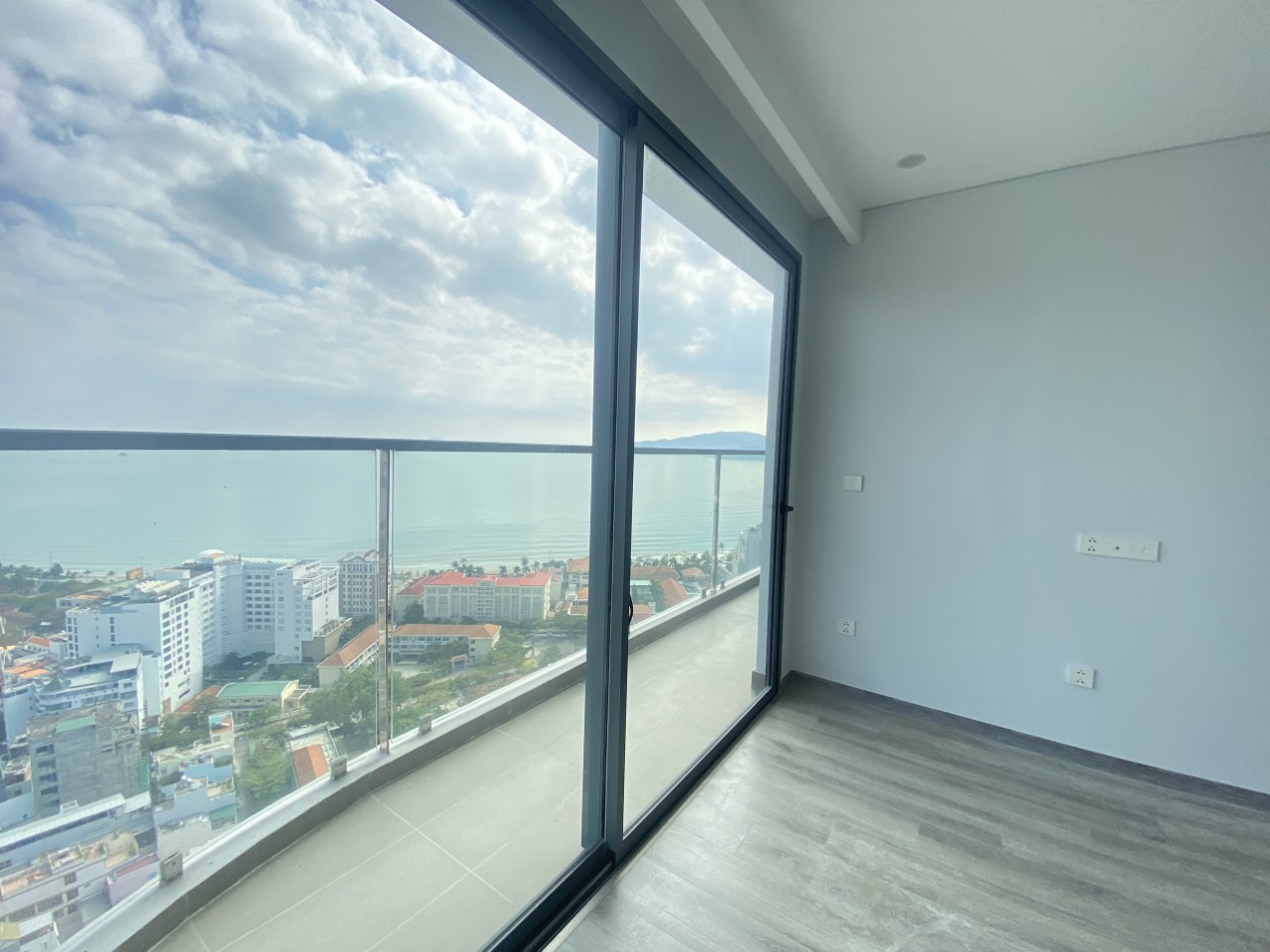 Bán cắt lỗ căn góc tầng 21 view biển tòa nhà Marina Suite Nha Trang
