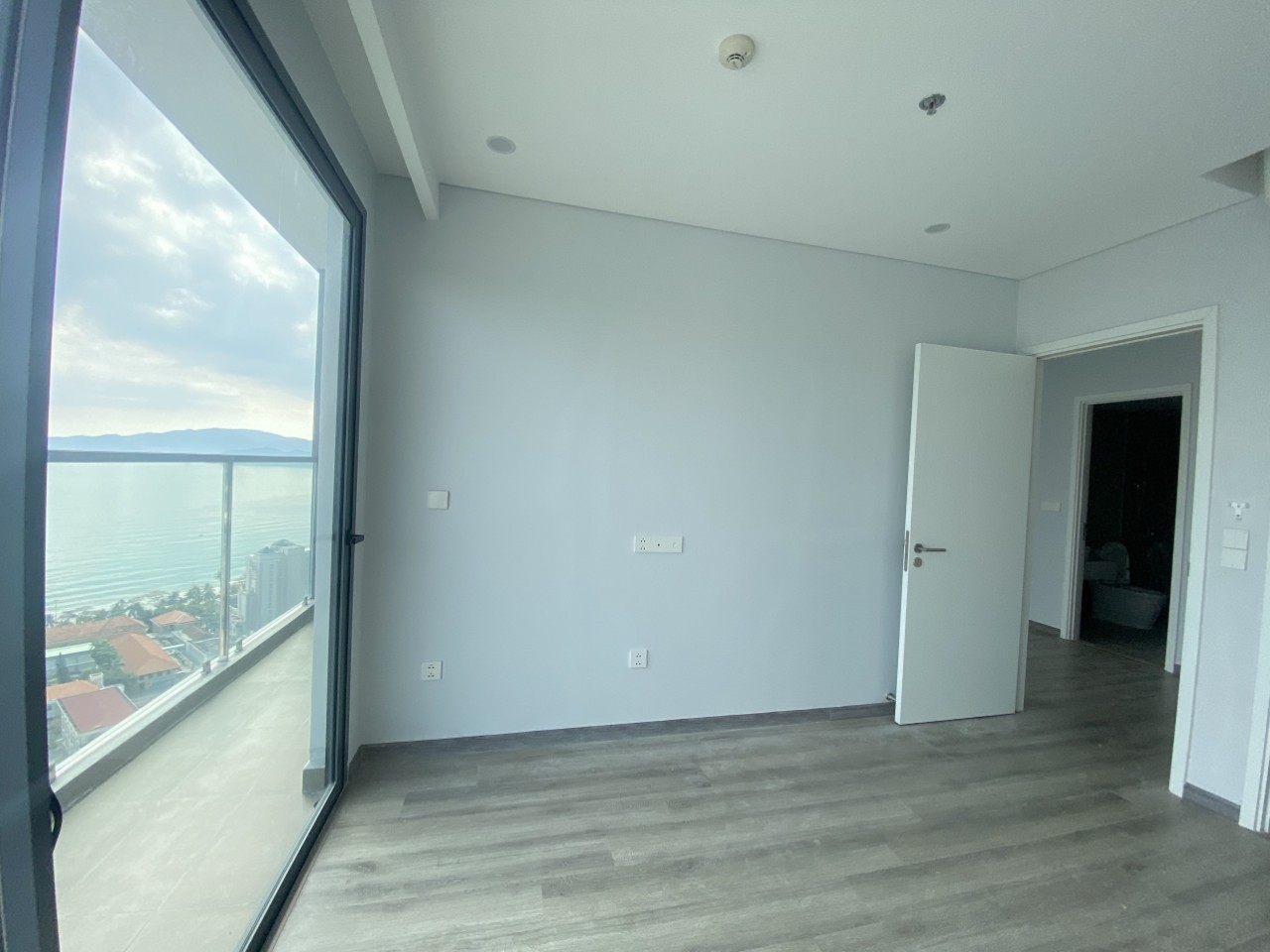Bán cắt lỗ căn góc tầng 21 view biển tòa nhà Marina Suite Nha Trang