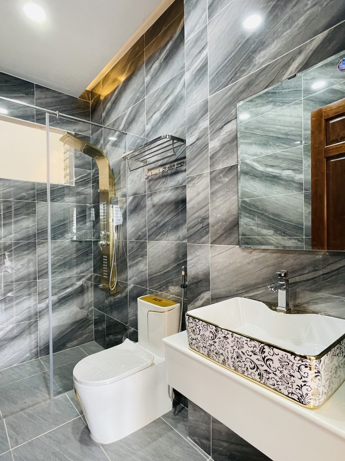 Nhà ngộp nặng, 3 tầng đẹp lung linh, giám sốc bàn gấp chỉ nhỉnh 5 tỷ.