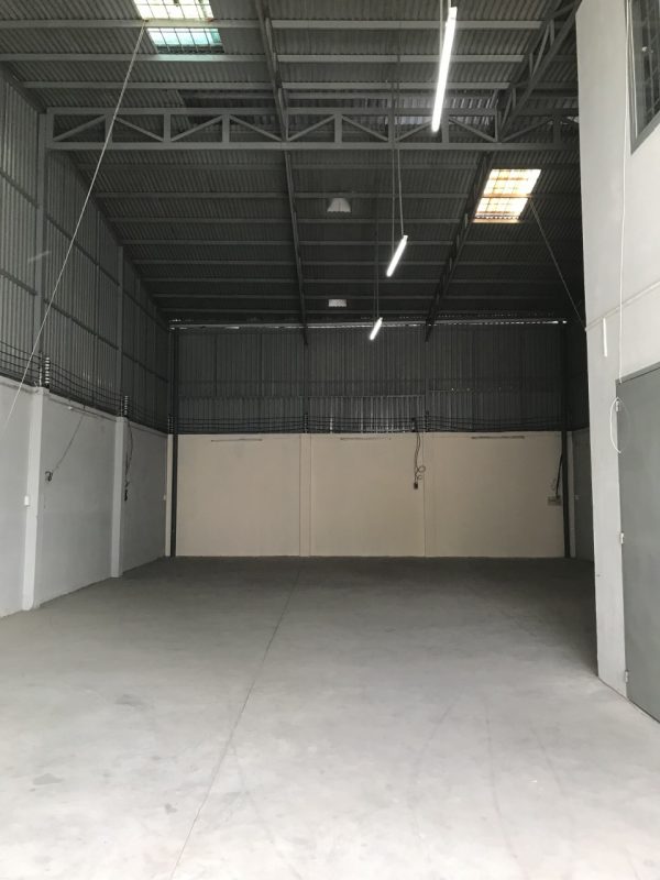 BÁN GẤP NHÀ XƯỞNG DT 300M2 HIỆN ĐANG ĐỂ TRỐNG