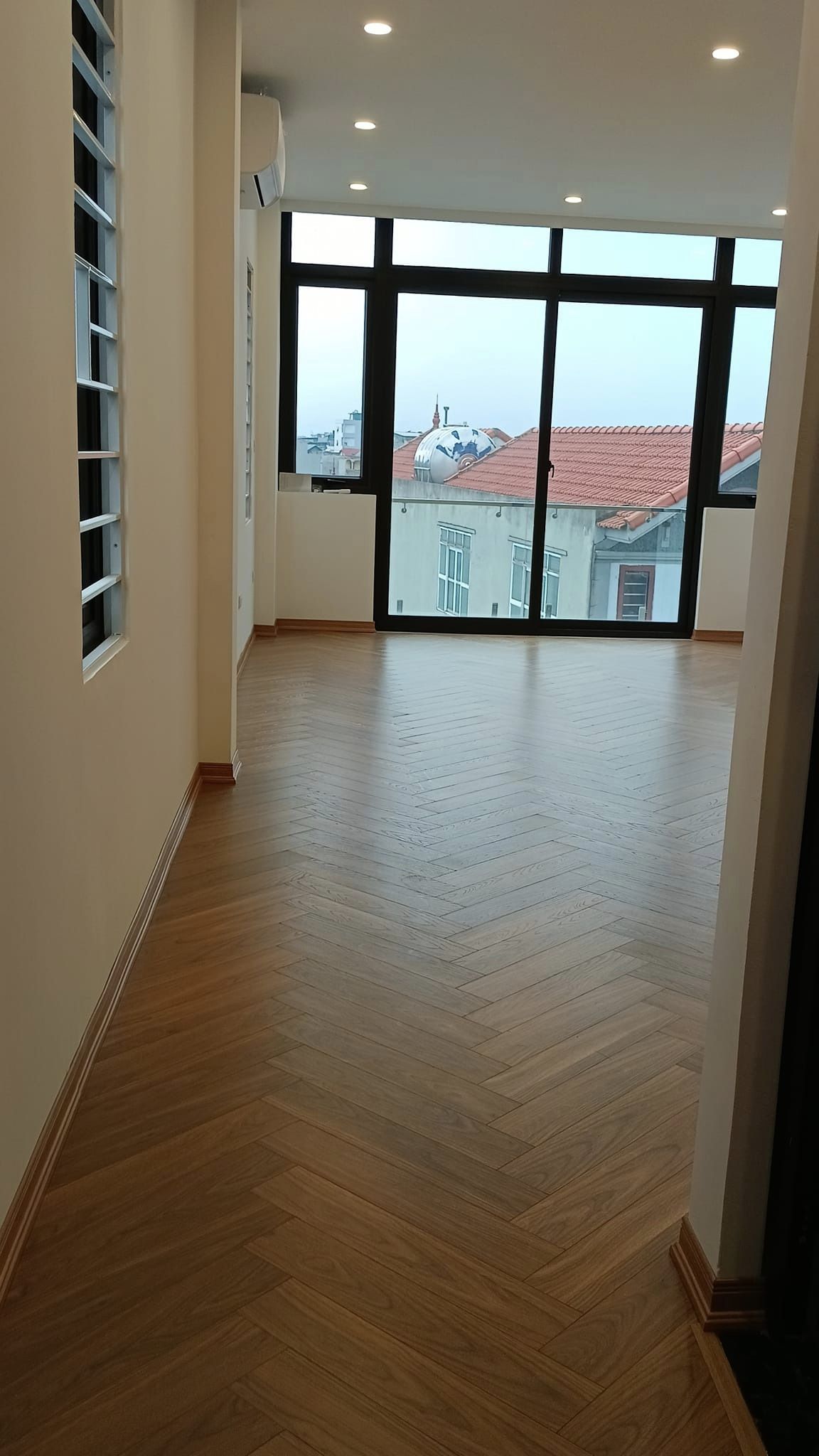 Bán nhà phố Tân Mai - Mặt tiền 5,2m - DT 45m2 - oto tránh