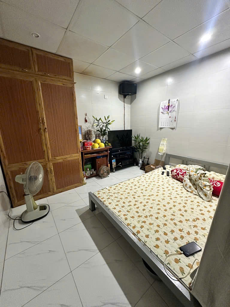 Tập thể chính chủ ở phố Quỳnh mai cần bán