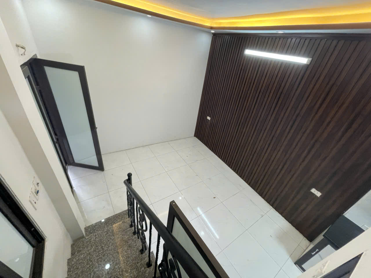 Cần bán nhà 3 tầng giá 2.25 tỷ ở Lĩnh Nam