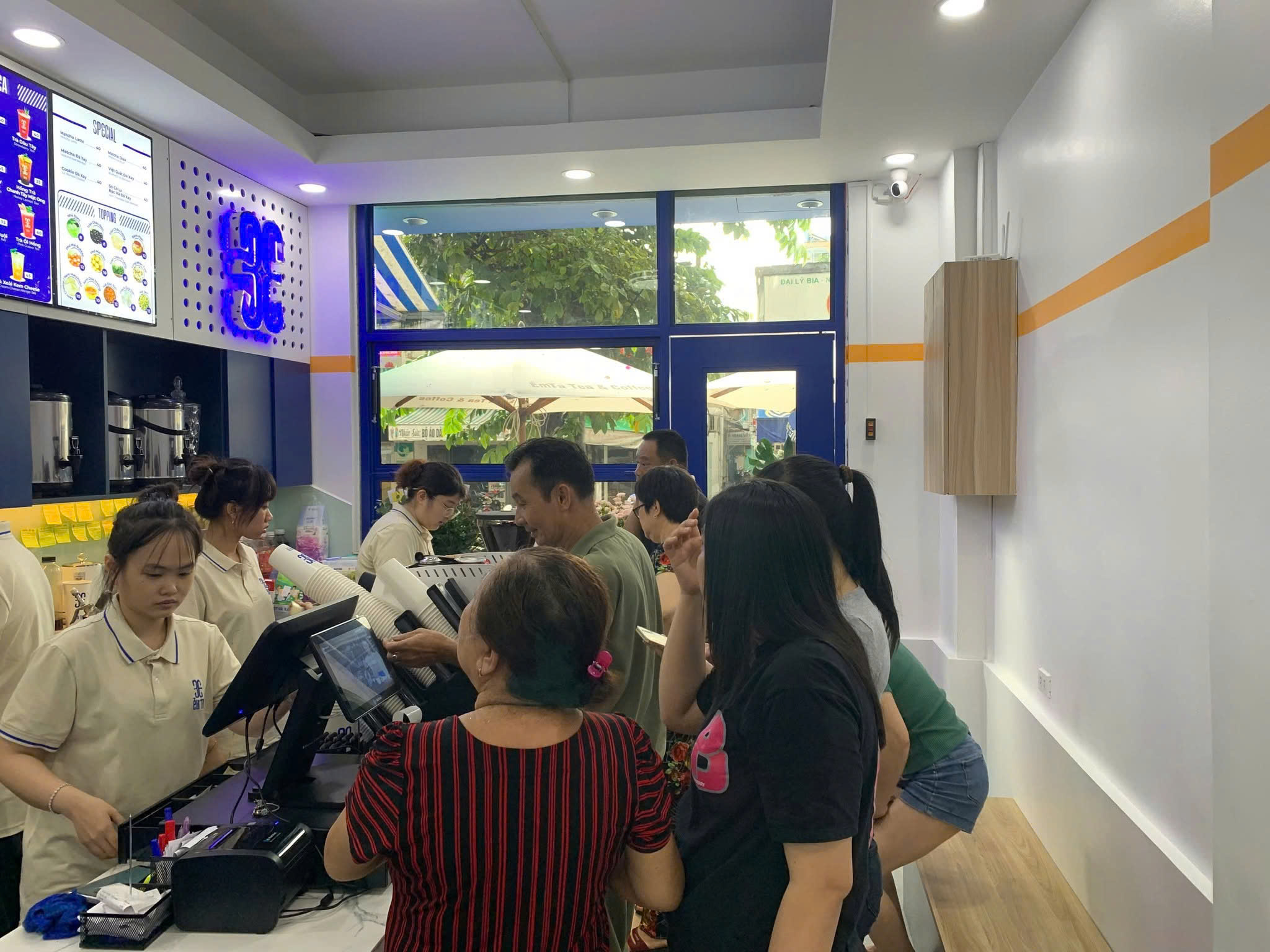 Sang gấp quán cafe trà sữa ngay Lê Hồng Phong Quận 5