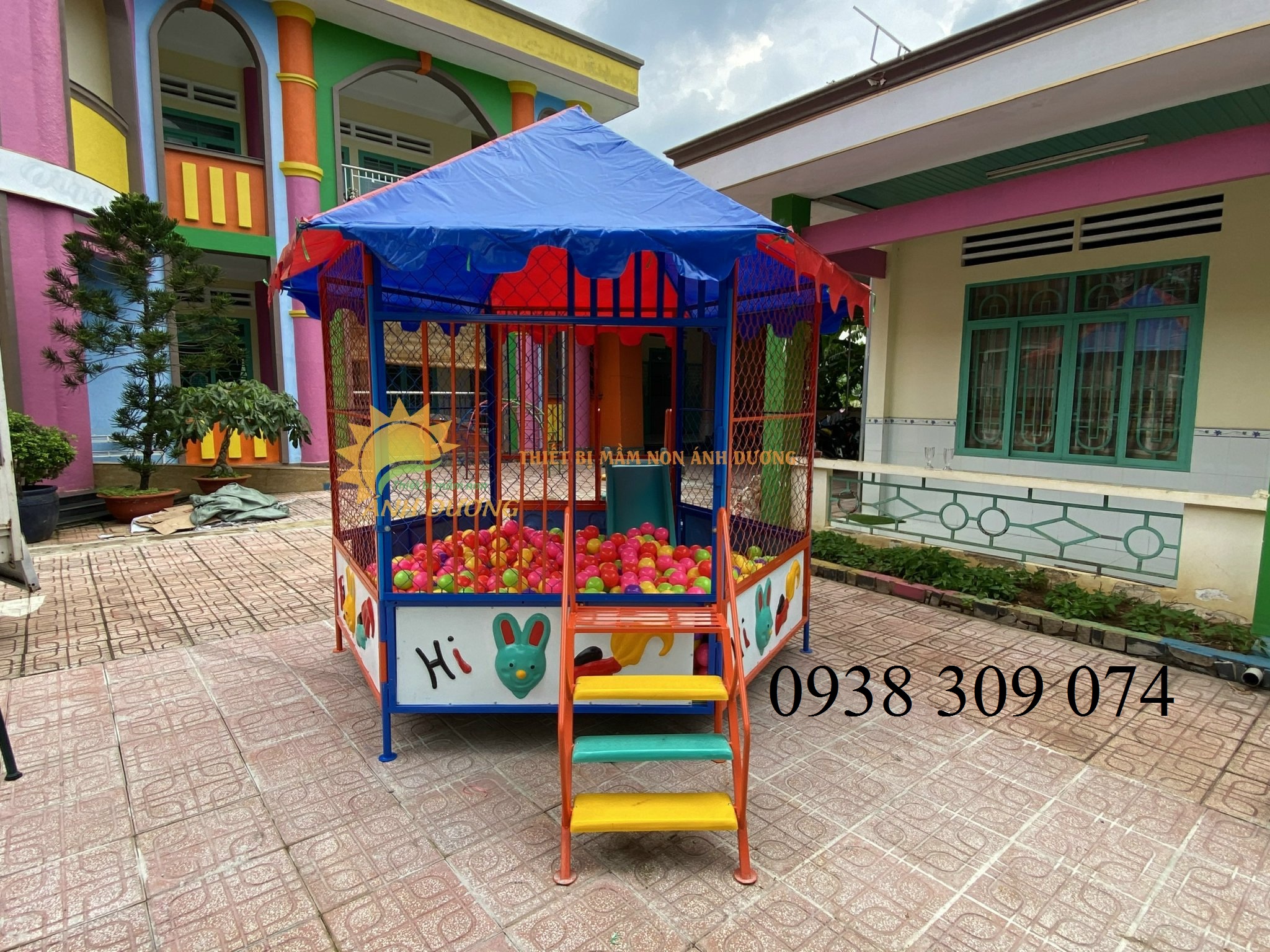 Nhà banh sắt ngoài trời dành cho bé, quán coffee,