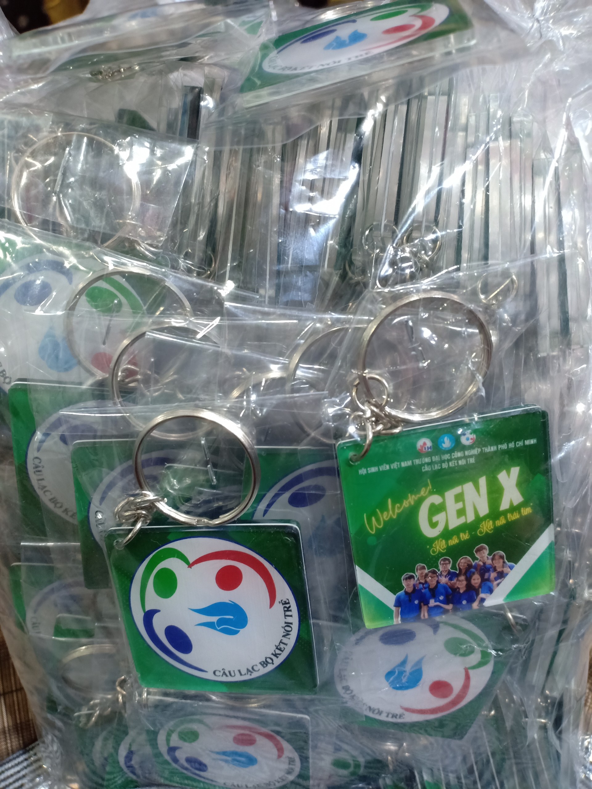 Xưởng làm móc khóa mica in quảng cáo giá rẻ