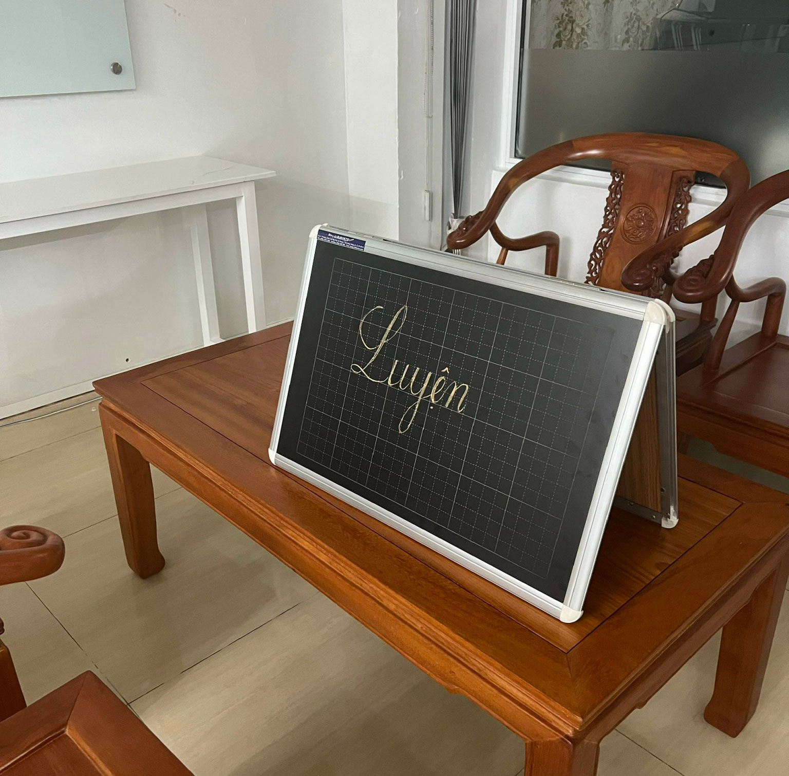 Bảng để bàn 1 mặt phấn từ và 1 mặt bút lông