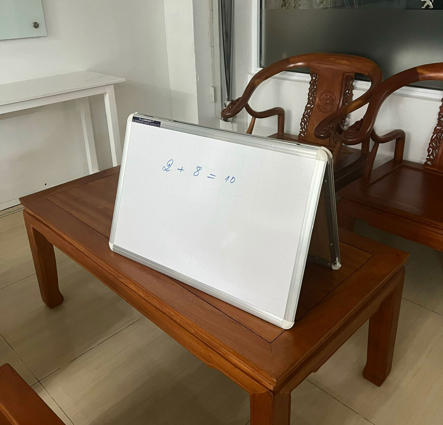 Bảng để bàn 1 mặt phấn từ và 1 mặt bút lông