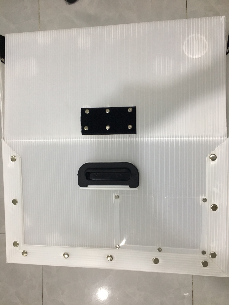 Thùng nhựa carton nắp lông gai trắng trong