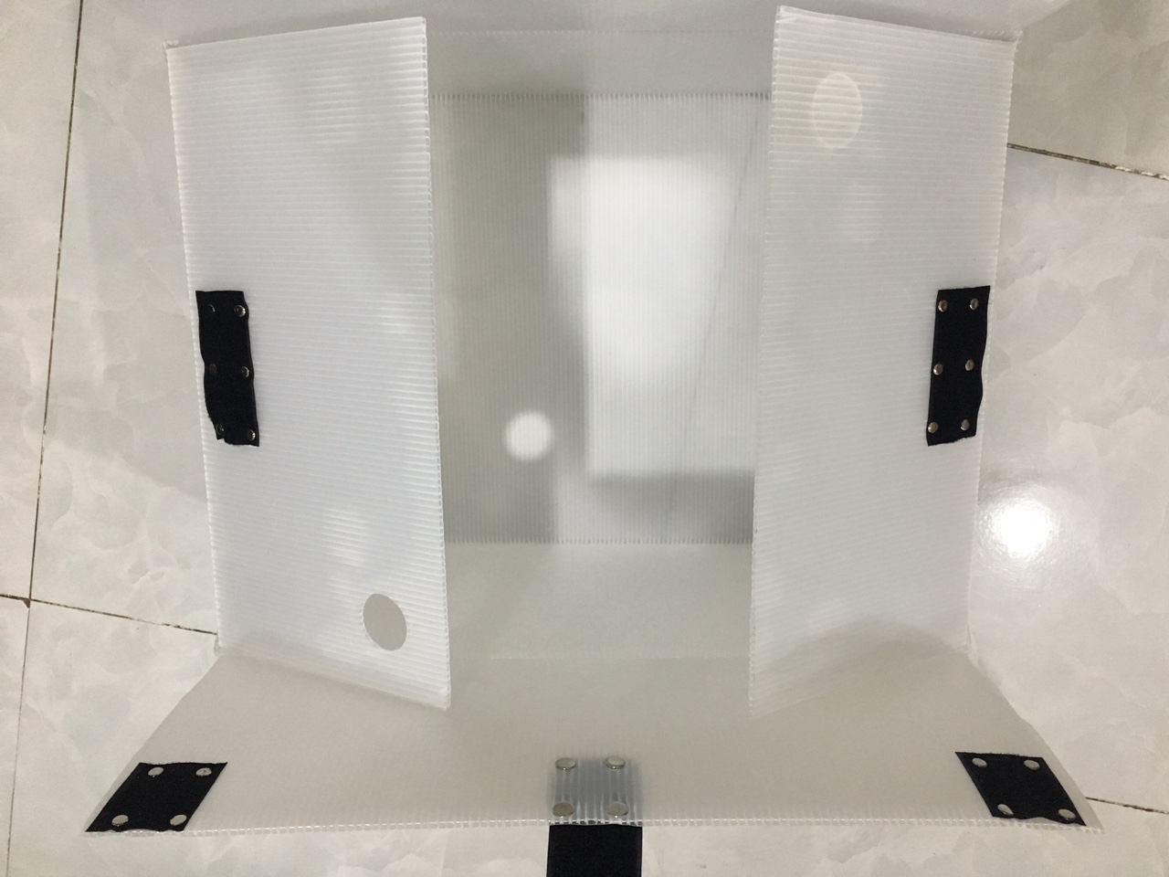 Thùng nhựa carton nắp lông gai trắng trong