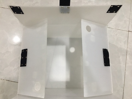 Thùng nhựa carton nắp lông gai trắng trong