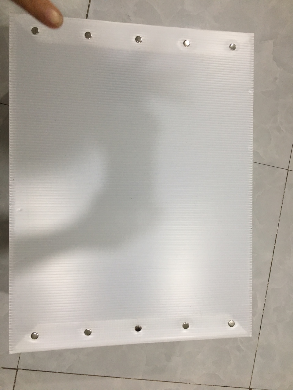 Thùng nhựa carton nắp lông gai trắng trong