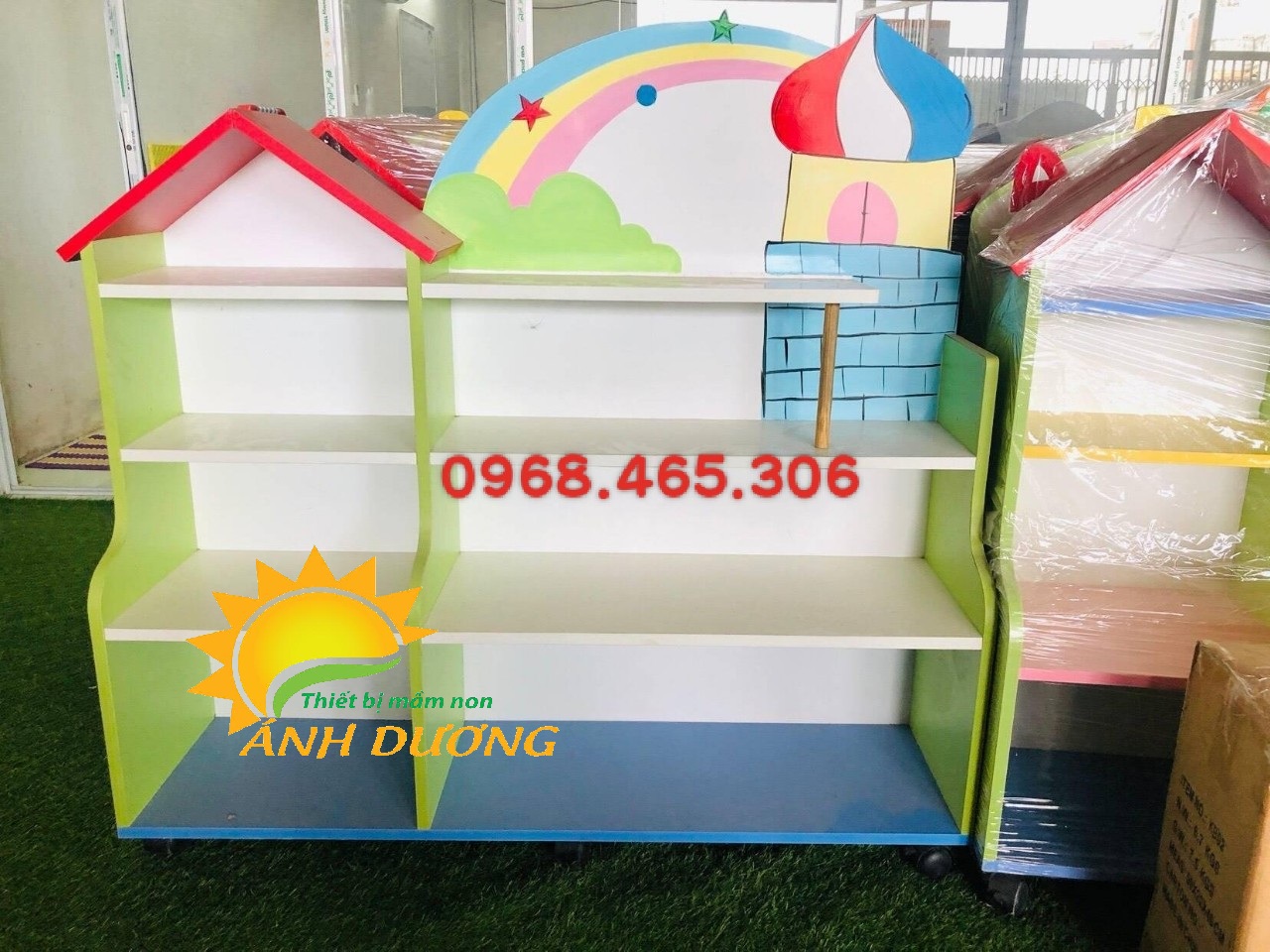 Kệ gỗ đựng đồ dùng dành cho trường mầm non