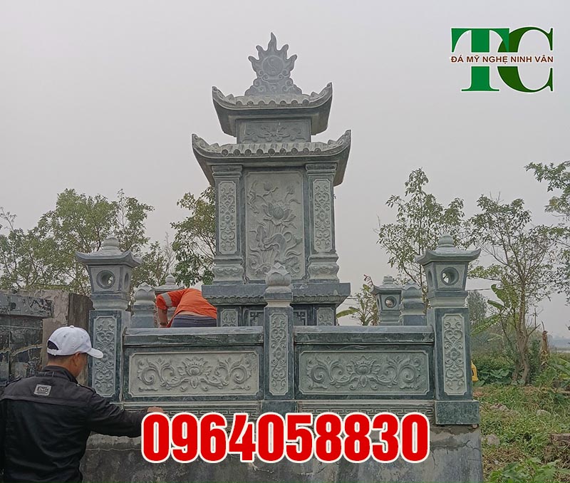 Khu lăng mộ đá xanh rêu nguyên khối nhỏ tại Quảng Ninh