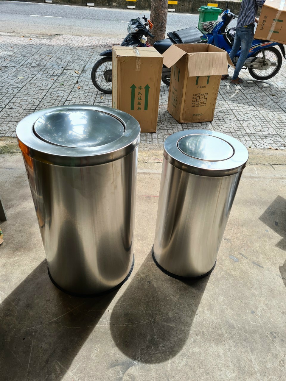 Thùng rác inox nắp lật giá rẻ LH 0969982453