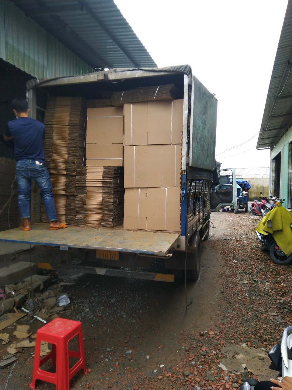 Thùng Giấy . hộp piza . kiểu . hộp gài .. đủ mẫu kt . in miễn phí .