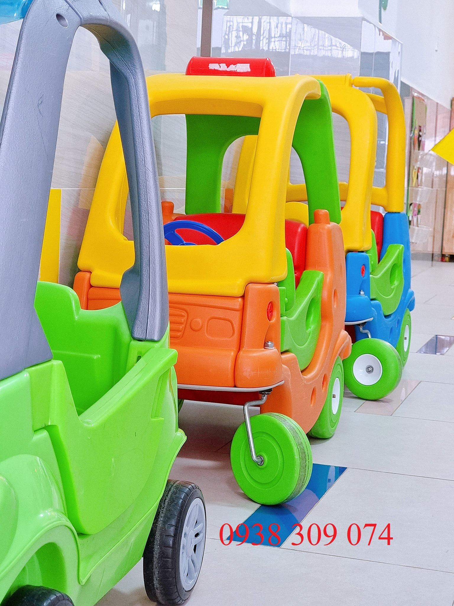 Xe ô tô chòi chân 4 bánh dành cho bé dùng trong siêu thị