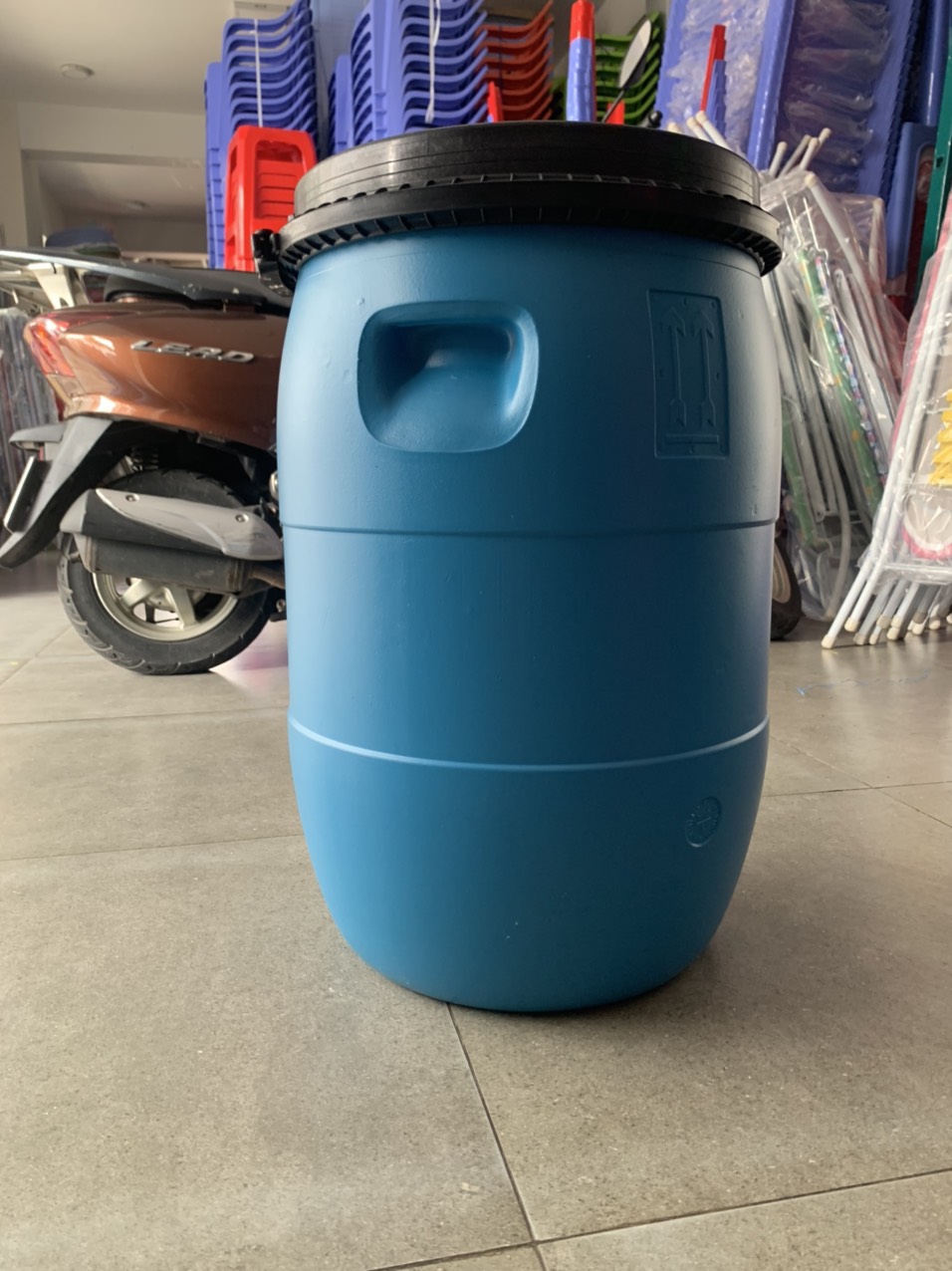 Thùng phi nhựa 50 lit có đai gài chứa nước, trồng cây