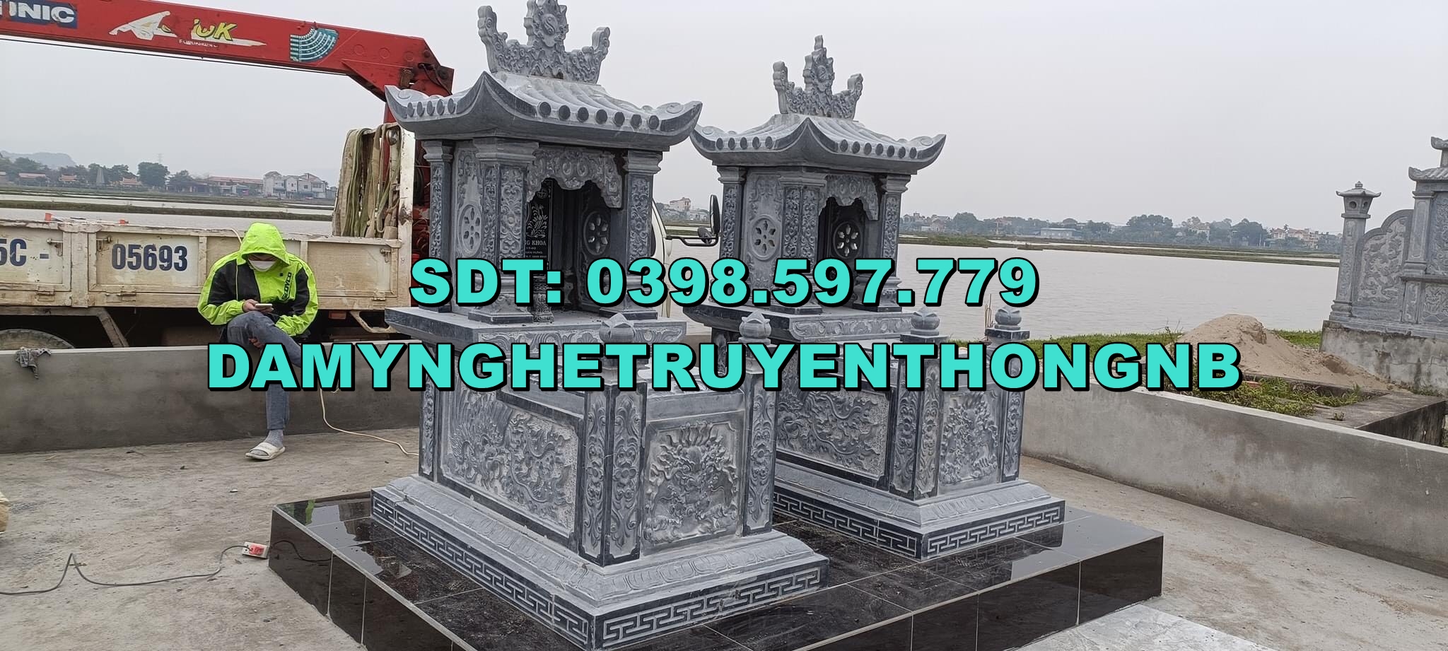 Mộ đá xanh đen nguyên khối lắp đặt tại Ninh Bình