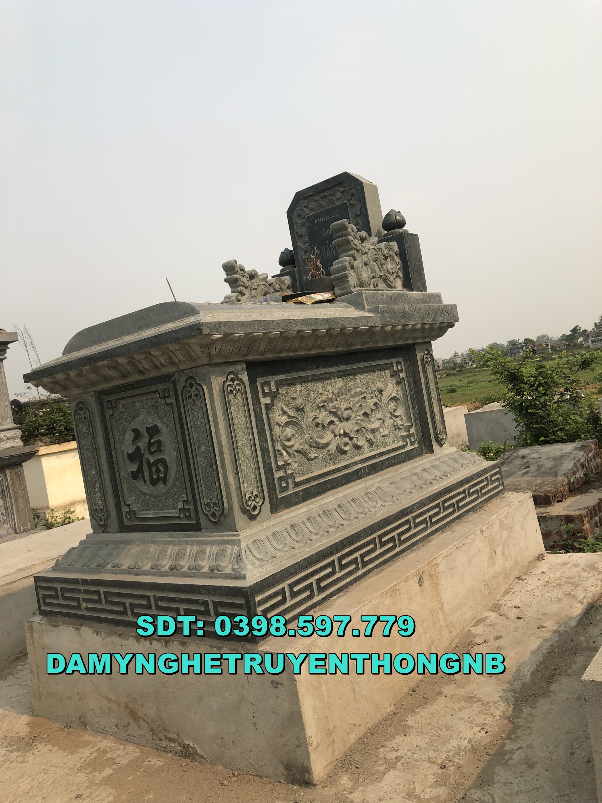 tốp mộ đá xanh đen đẹp nguyên khối lắp đặt tại quảng bình