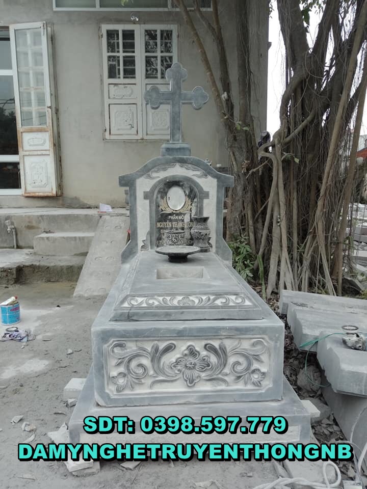 mộ đá xanh đen nguyên khối được lắp đặt tại hưng yên