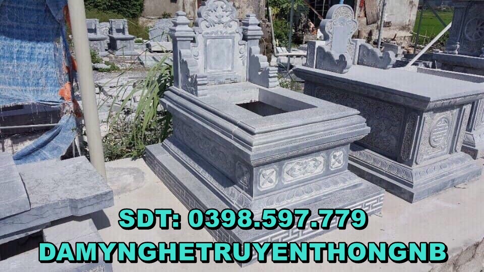 mộ đá xanh đen nguyên khối được lắp đặt tại hưng yên