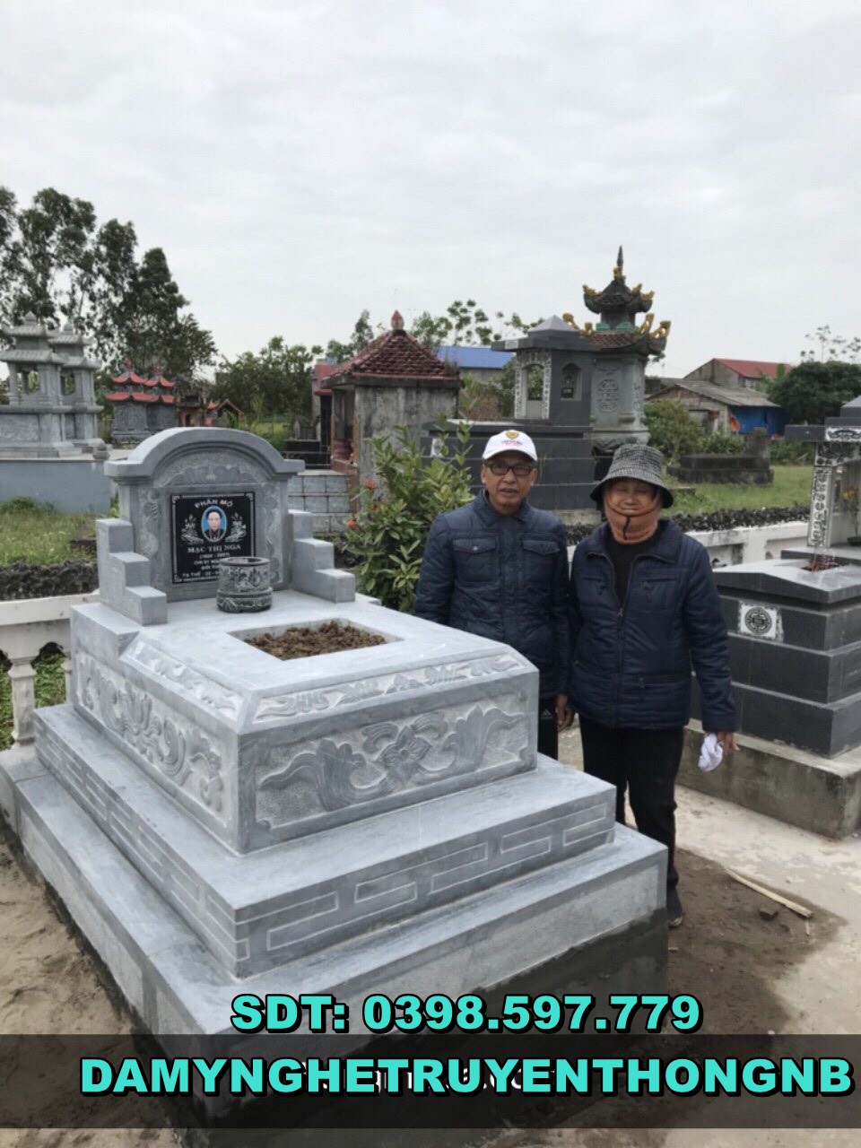 mộ đá xanh đen nguyên khối được lắp đặt tại hưng yên