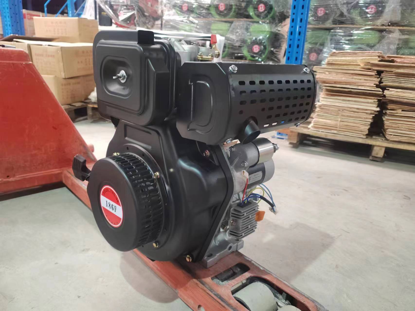 Động cơ dầu lắp máy cắt bê tông Yikito 186 có đề công suất 9hp.