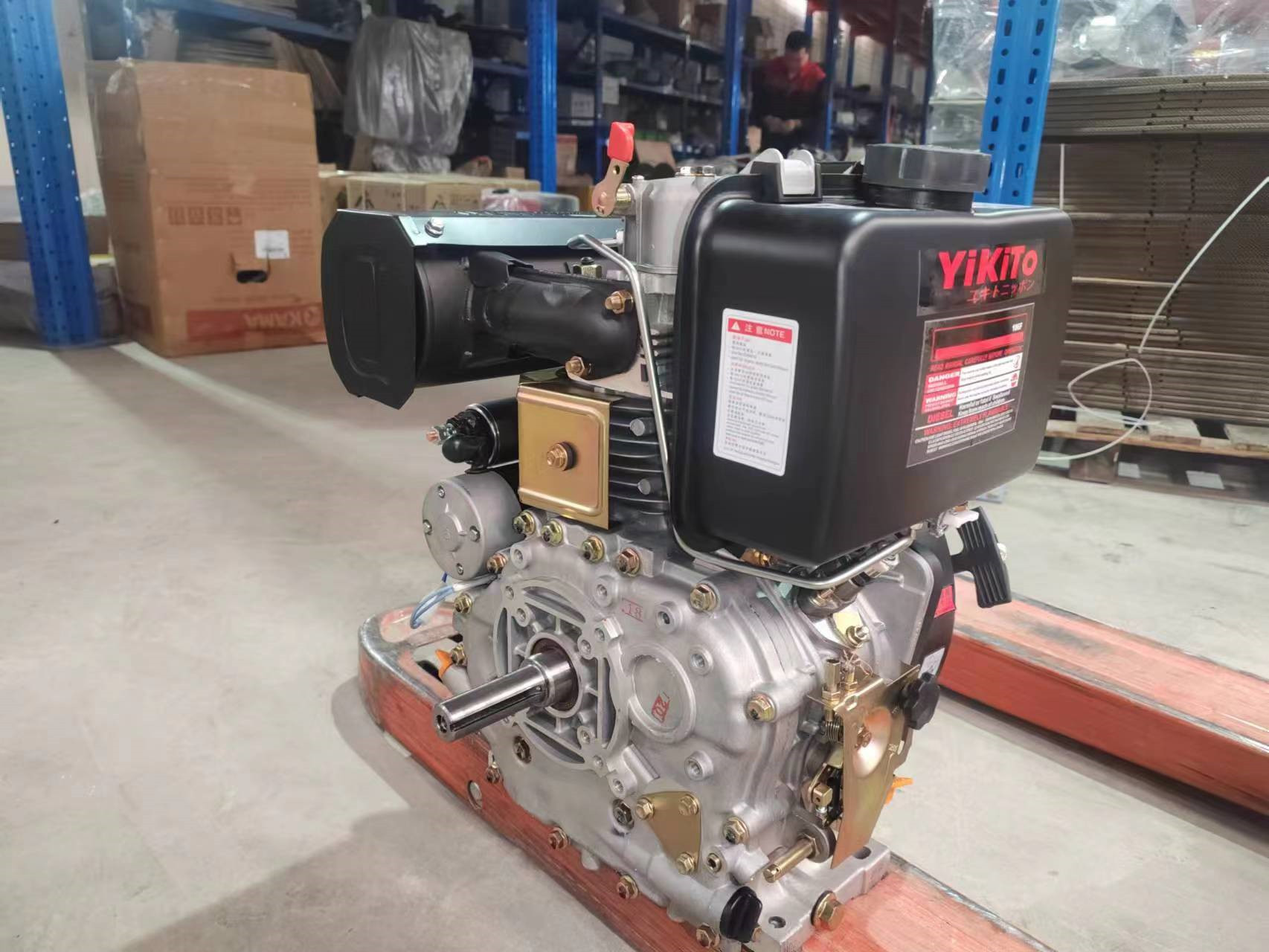 Động cơ dầu lắp máy cắt bê tông Yikito 186 có đề công suất 9hp.