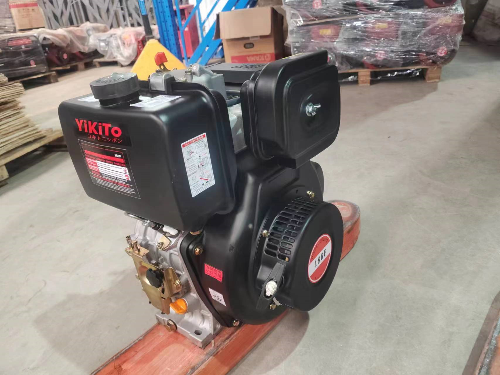 Động cơ dầu lắp máy cắt bê tông Yikito 186 có đề công suất 9hp.