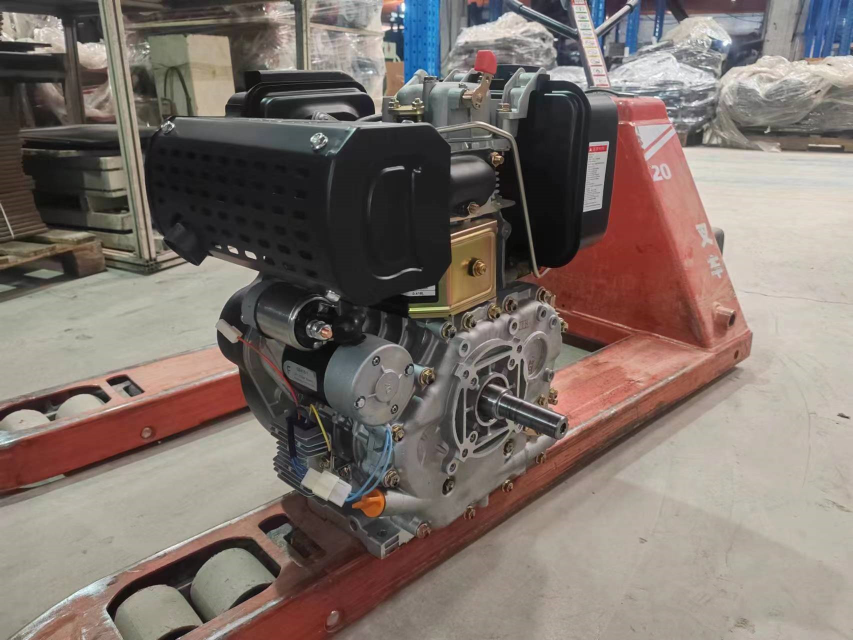 Động cơ dầu lắp máy cắt bê tông Yikito 186 có đề công suất 9hp.