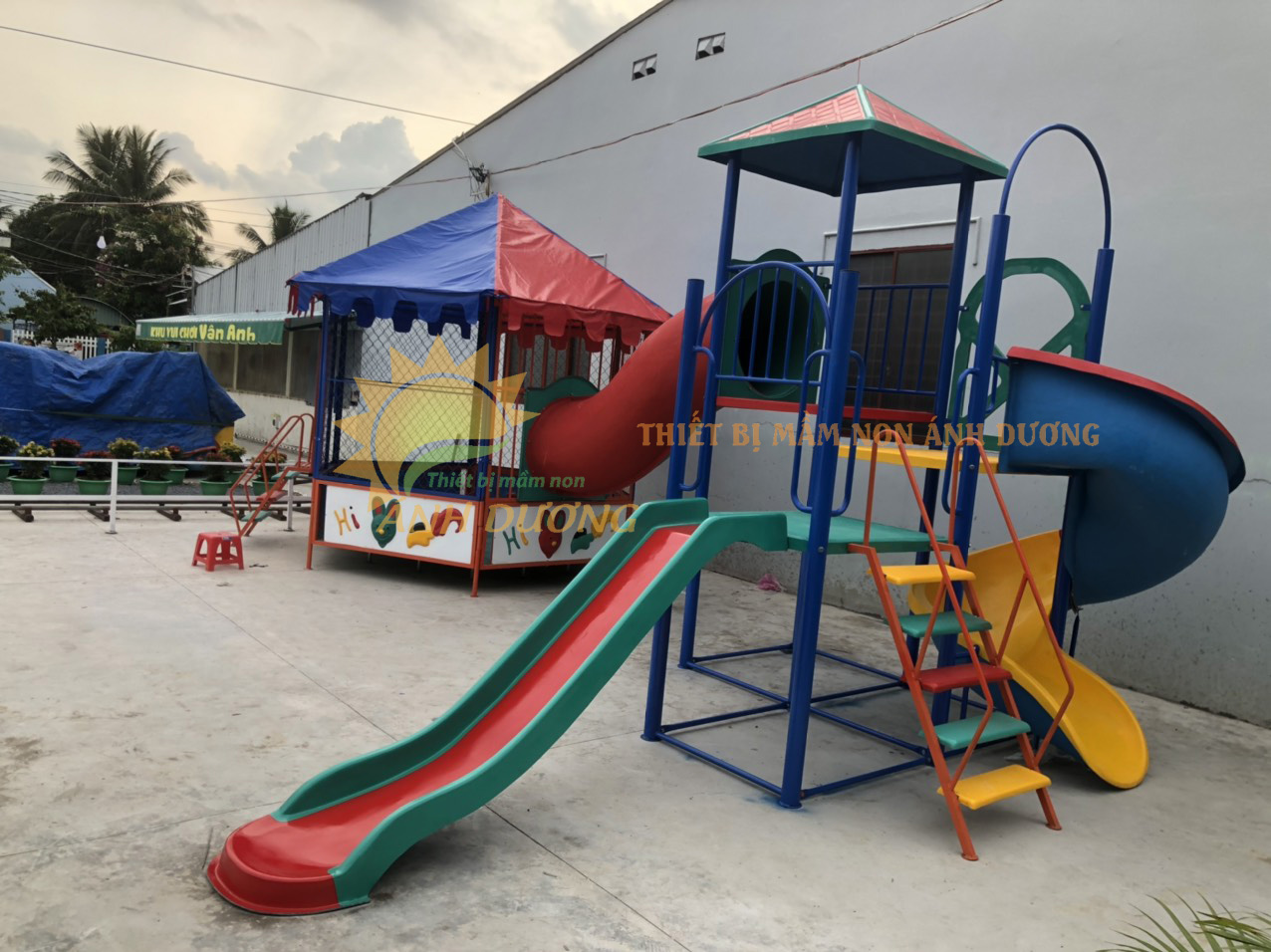 Nhà banh sắt ngoài trời dành cho trẻ em vận động