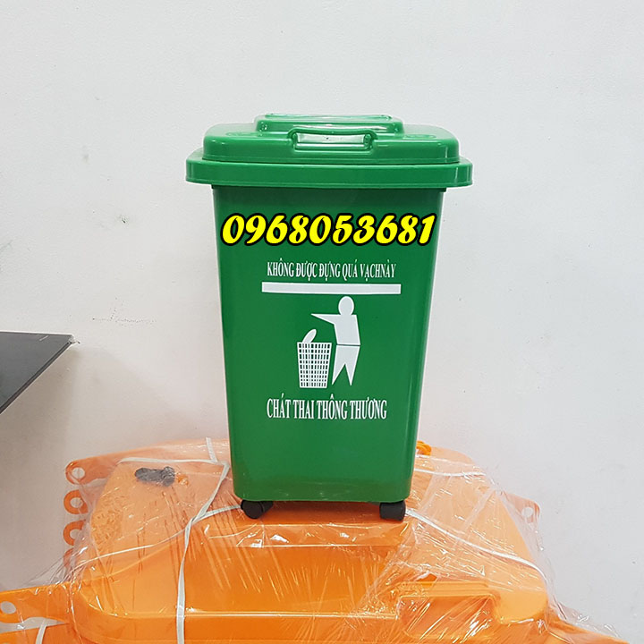 Thùng rác nhựa 30l nắp kín có 4 bánh xe tại TPHCM