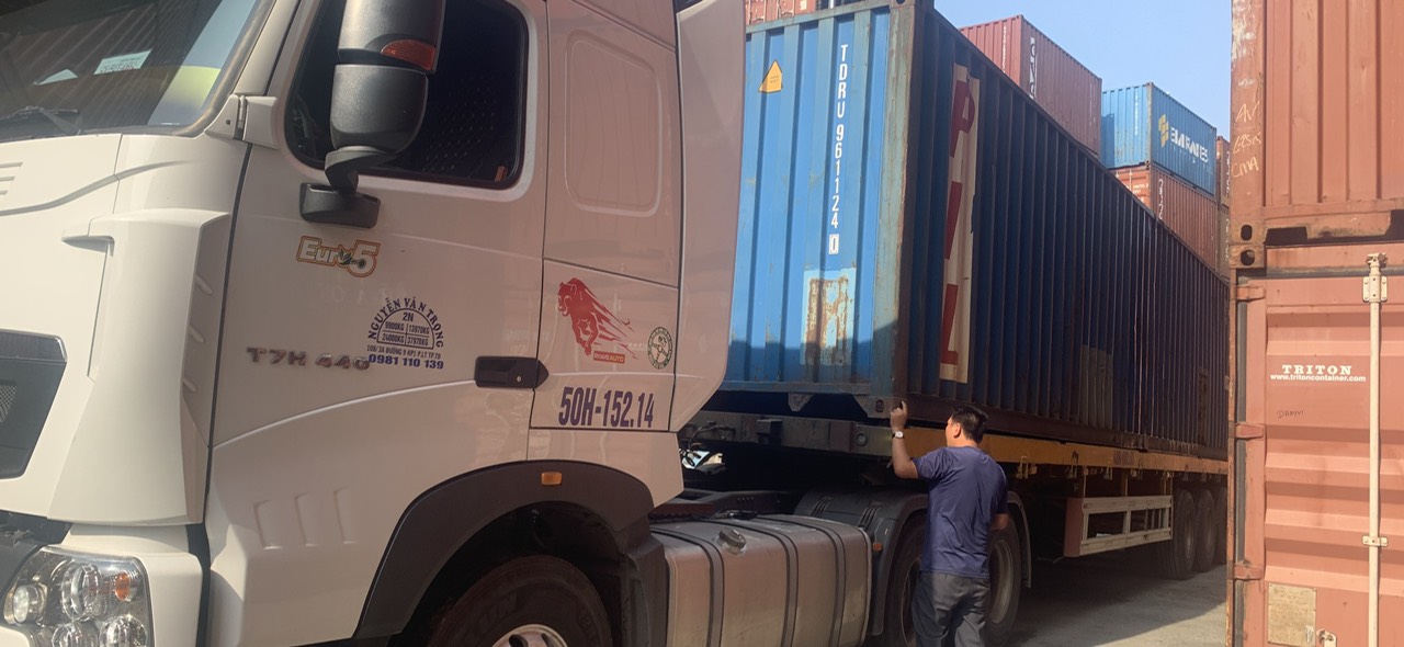 Giao cho khách container kho đóng hàng xuất khẩu