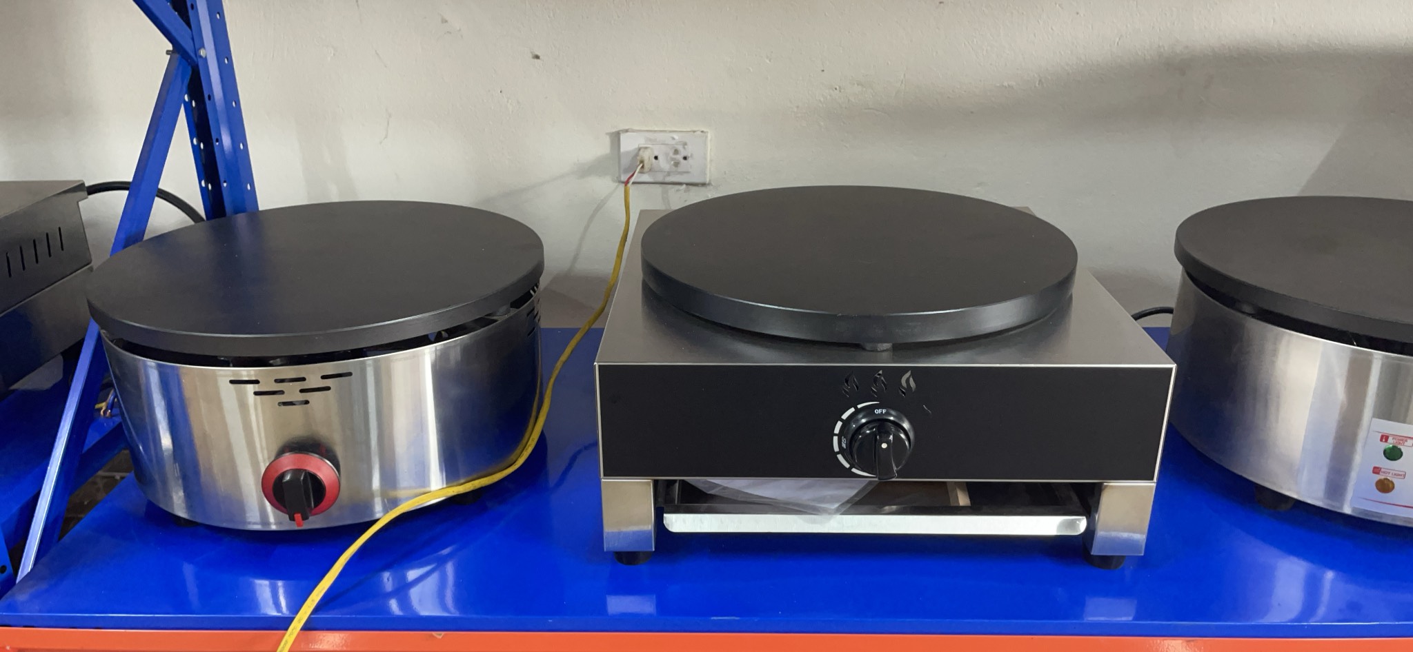 Máy làm bánh crepe mặt tròn thân vuông dùng ga