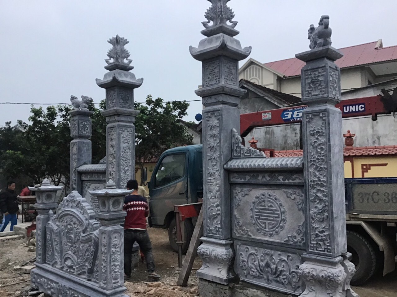 cổng tam quan nhà thờ hoj xây cổng khu lăng mộ bằng đá xanh khối đẹp