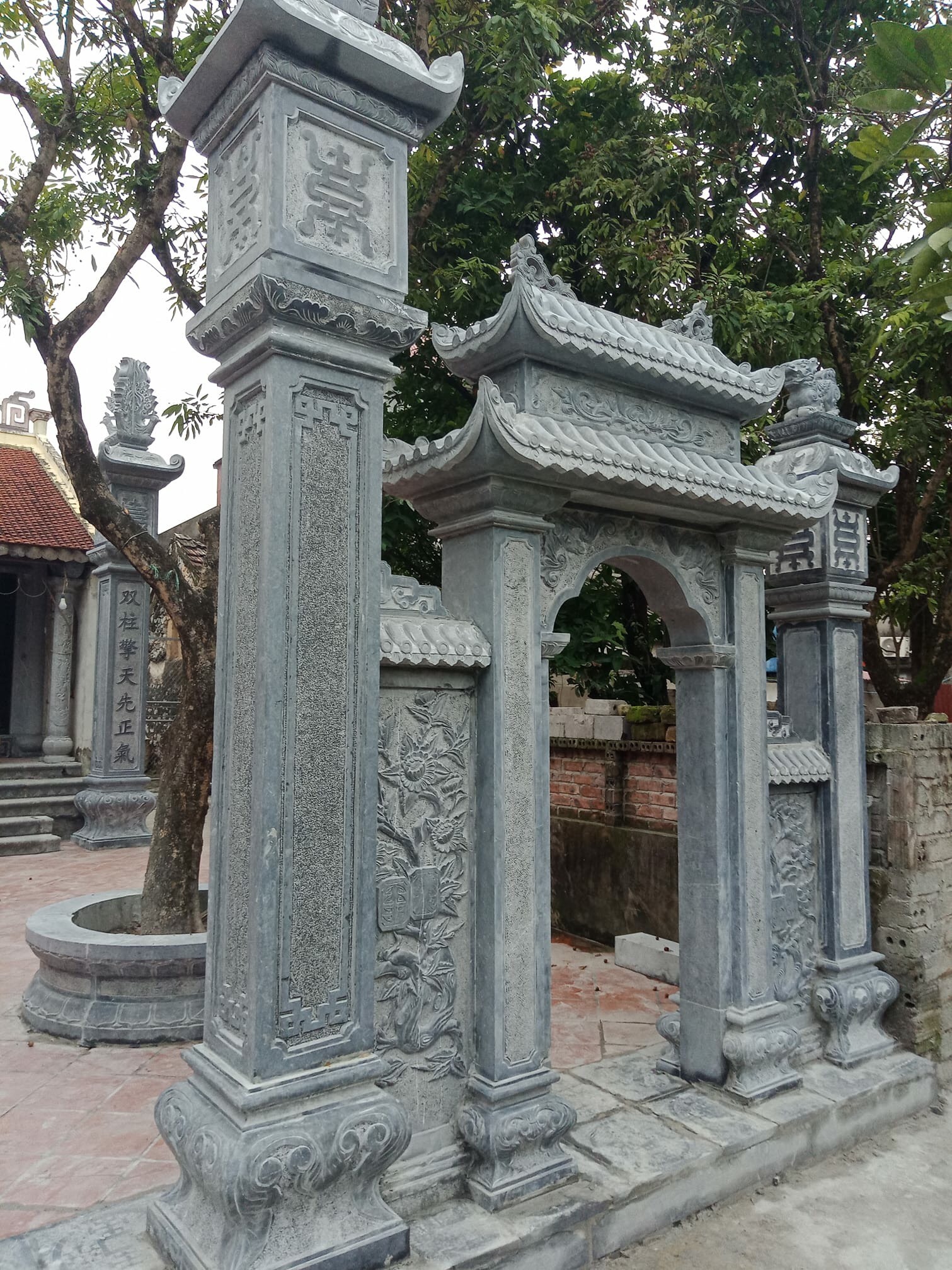 cổng tam quan nhà thờ hoj xây cổng khu lăng mộ bằng đá xanh khối đẹp