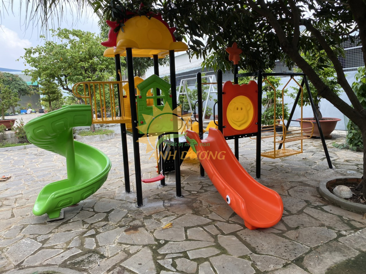 Cầu trượt liên hoàn ngoài trời có xích đu dành cho trẻ em
