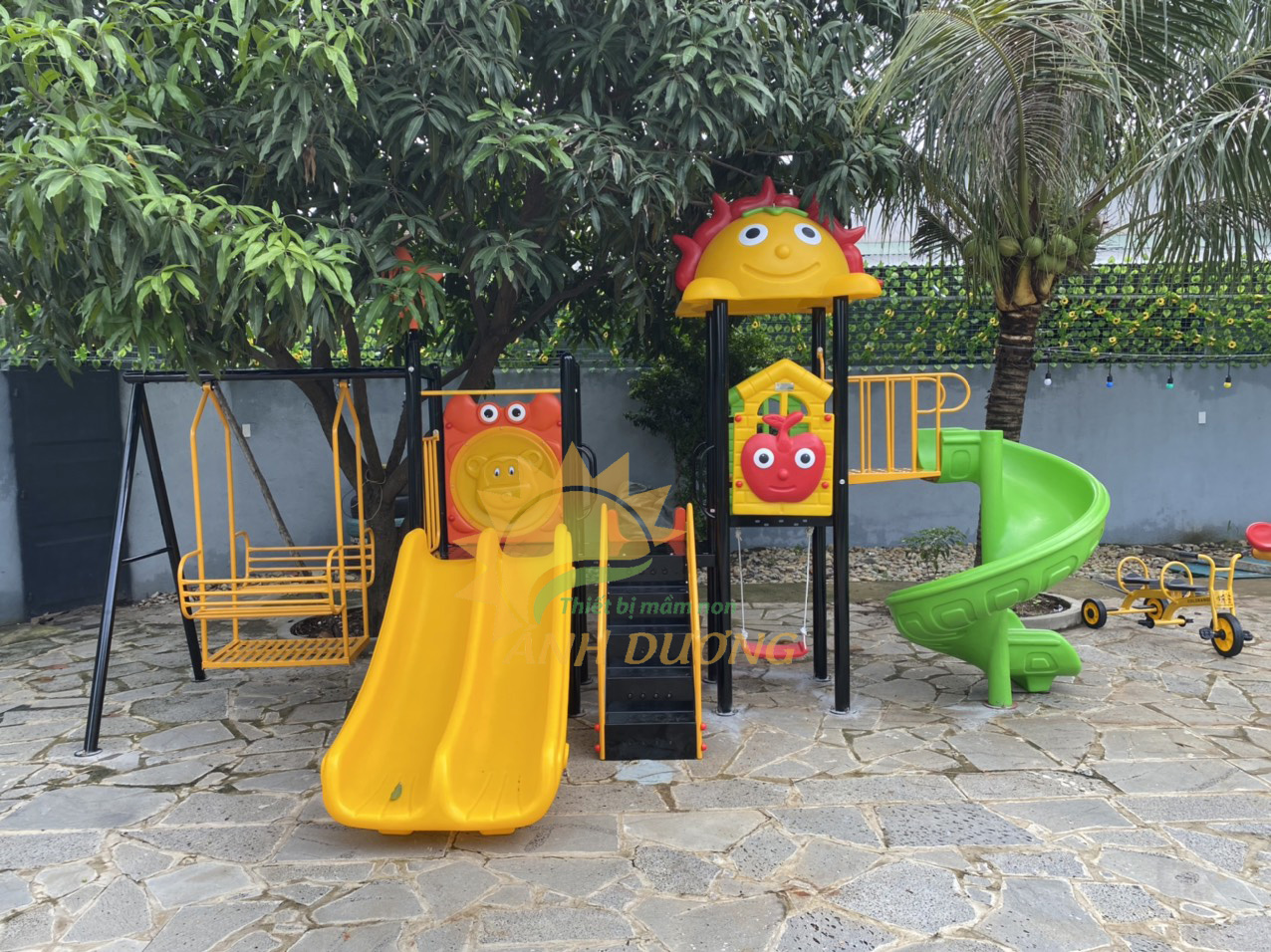 Cầu trượt liên hoàn ngoài trời có xích đu dành cho trẻ em