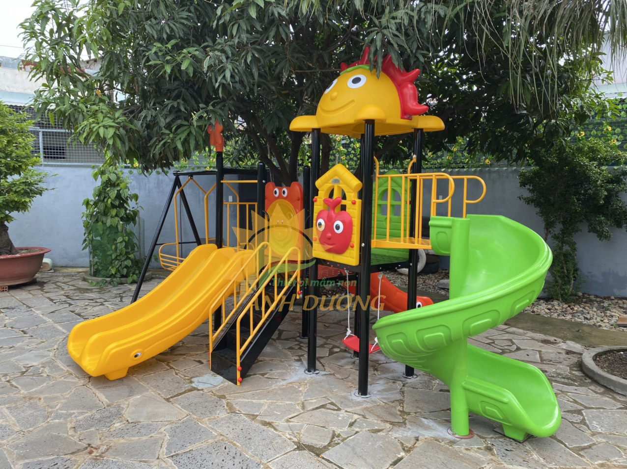 Cầu trượt liên hoàn ngoài trời có xích đu dành cho trẻ em