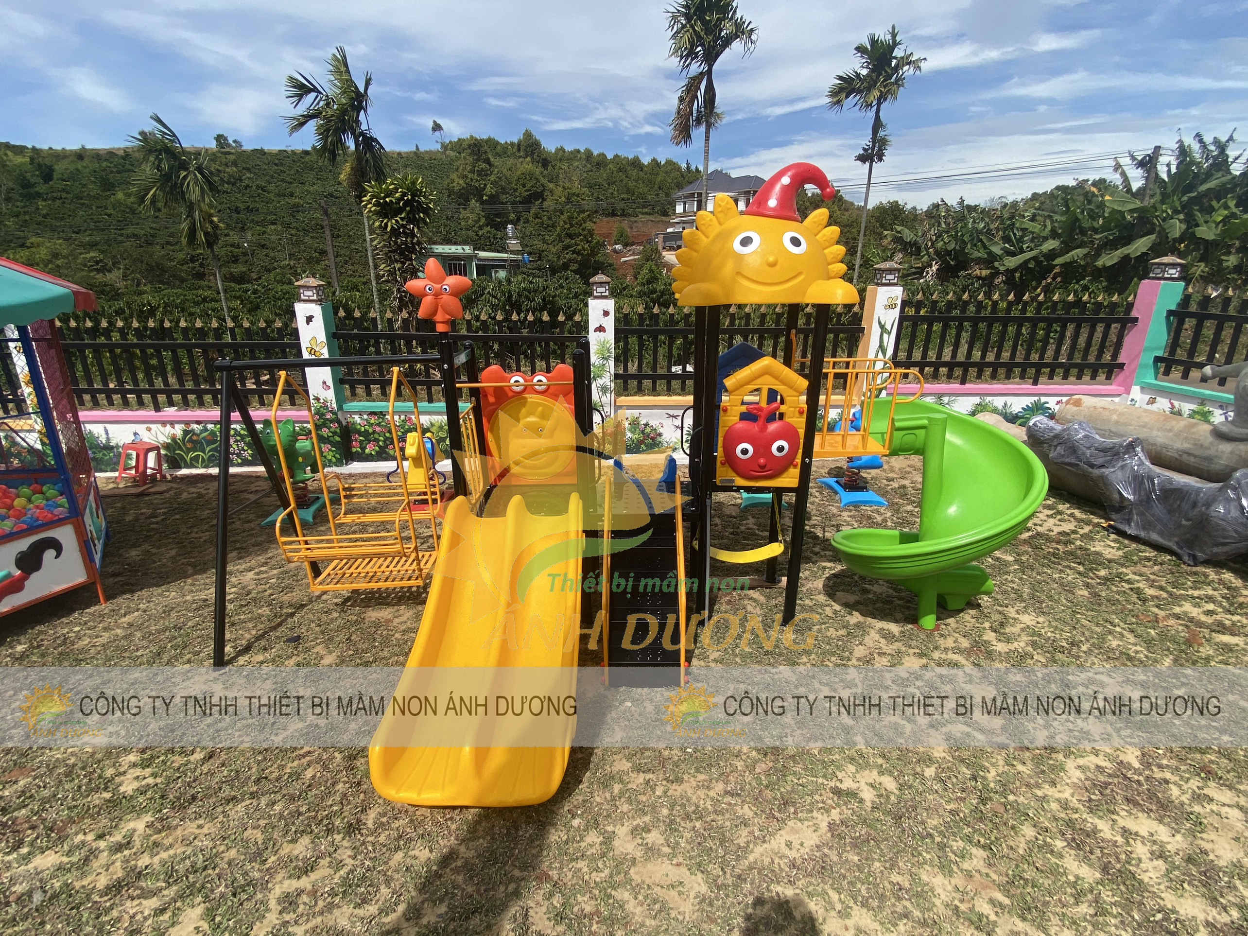 Cầu trượt liên hoàn ngoài trời có xích đu dành cho trẻ em