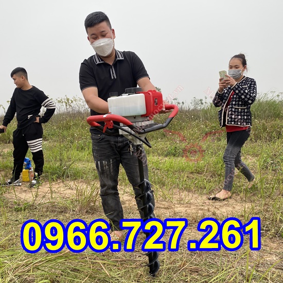 Máy khoan đất trồng cây động cơ 2 thì công nghệ Nhật Bản