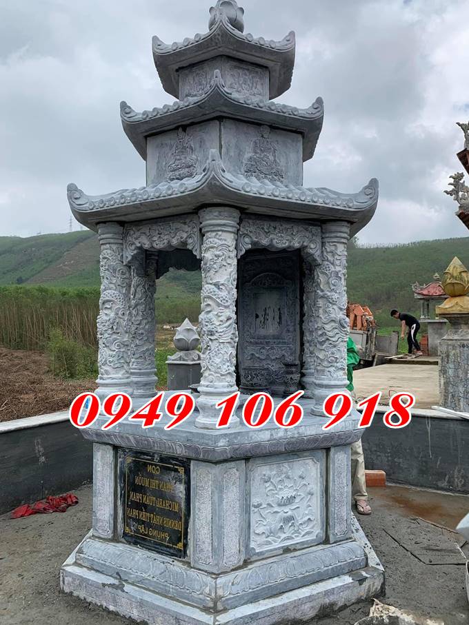 Bản tháp lục lăng để tro cốt bằng đá tại Miền Tây
