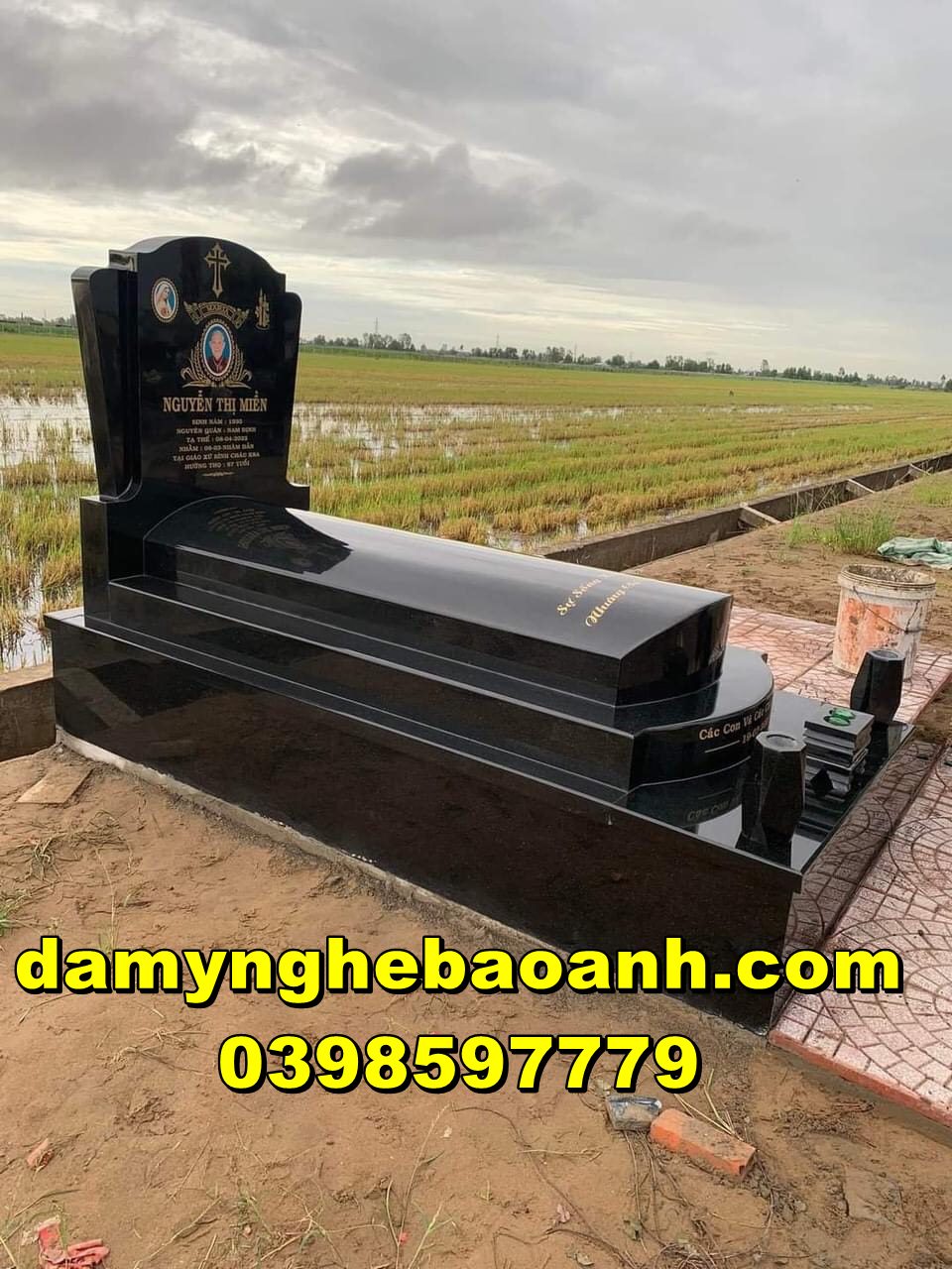 lắp mộ đá granite nguyên khối đẹp cho ông bà tại huế