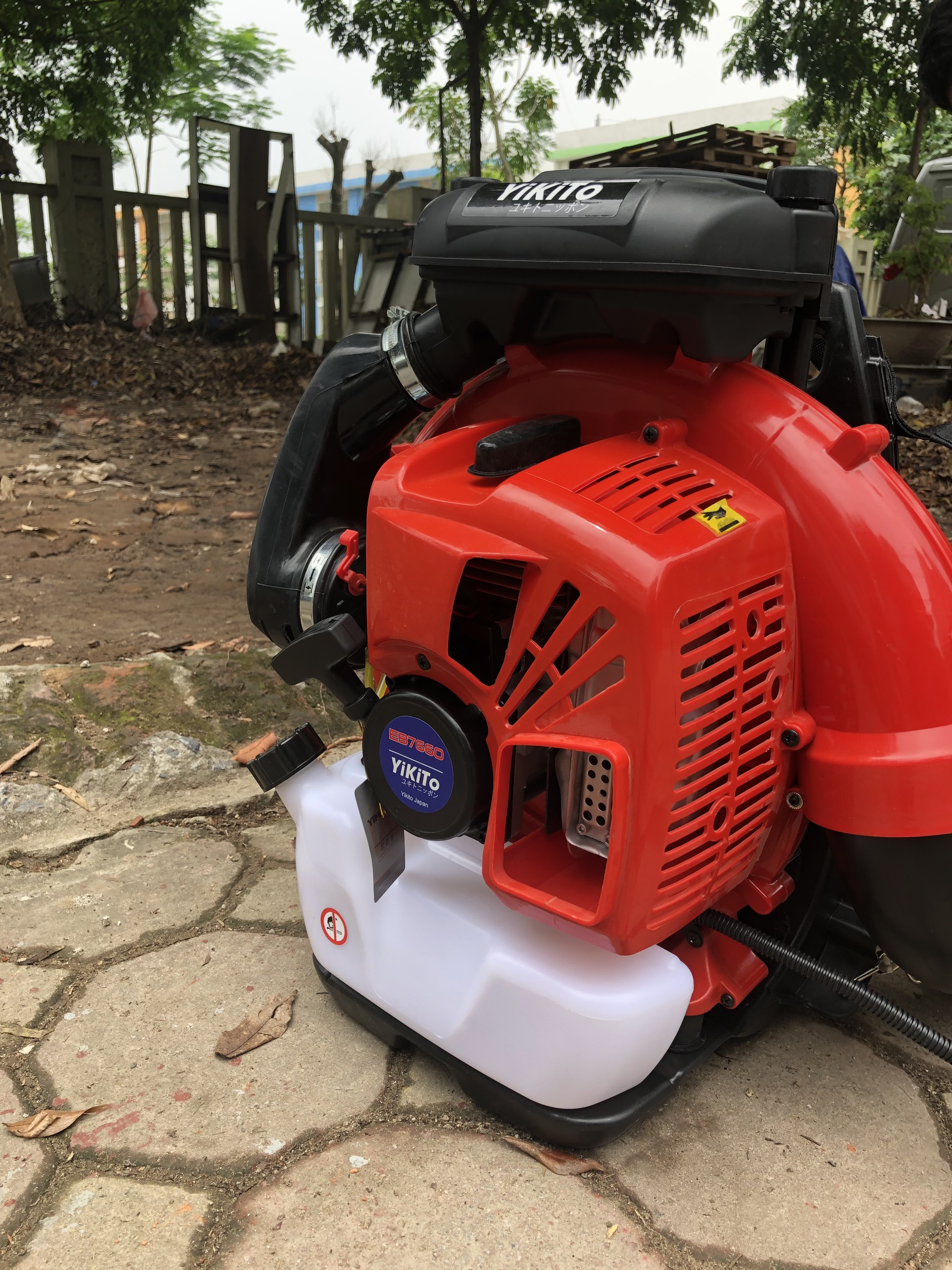 Máy thổi lá cây, thổi bụi đường Yikito EB7660 chính hãng, siêu khỏe.