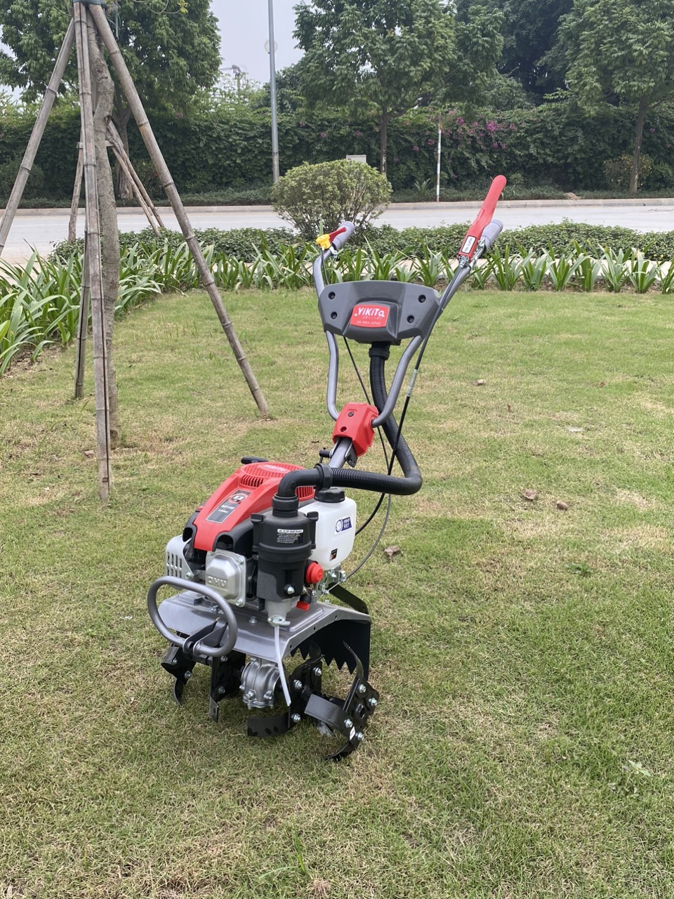 Máy xới đất mini 25kg nhỏ gọn nhưng cực khỏe YIKITO HD300A Japan.